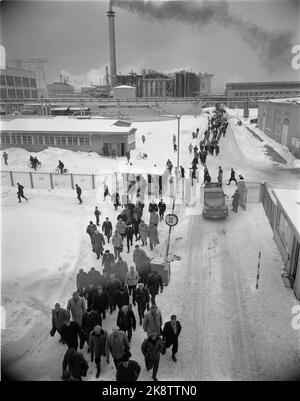 Herøya 196010. La fabbrica di Norsk Hydro su Herøya, esterno. I lavoratori vanno dal turno. La fabbrica sullo sfondo, fumo dal tubo. Fabbriche. Foto: Aage Storløkken / corrente / NTB Foto Stock