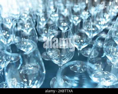 Bicchieri da vino. Foto orizzontale dei bicchieri da vino vuoti allineati, primo piano, bianco e nero. Messa a fuoco selettiva. Foto di alta qualità Foto Stock