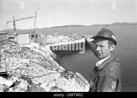 Mongstad 19740525. A Mongstad sorge la prima raffineria petrolifera di proprietà norvegese. Circa un anno, i supercarri armati si aggiungeranno al molo con olio del Mare del Nord. Il piccolo quartiere di Mongstad è livellato con la terra e la grande industria si è spostata dentro. Qui, Port Manager Øysten Dyblie mostra la banchina dove sono navigate superpetroliere fino a 300.000 tonnellate. Foto: Vena Kløvig corrente / NTB Foto Stock