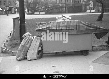 Oslo 19600604 'dove l'impulso della città bussa' Foto di Cecilhjørnet a Oslo. Stortingsgaten 8, attraversata la Stortingsgaten / Rosenkrantzgate. La telecamera riflette la vita del giorno in un angolo di strada a Oslo. I giornali sono in attesa che il venditore di giornali venga presto la mattina. Foto: Aage Storløkken / corrente / NTB Foto Stock