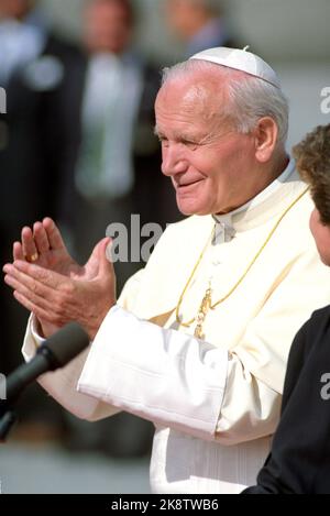 Fornebu 19890602. Papa Giovanni Paolo II è il primo papa della Norvegia. Qui, dalla partenza del Papa a Trondheim, visiterà la Cattedrale di Nidaros. Alette nelle mani. Foto: Bjørn-owe Holmberg NTB / NTB Foto Stock