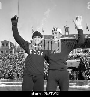 Oslo 19560211 World Cup su pattini, gare veloci, a Bislett. Si è trattato di una triplice generale russa, con Gonsjarenko che ha vinto. Il migliore norvegese è stato Torstein Seiersten al 4th° posto. Qui, Torstein Seiersten (th) brama con il russo Oleg Gonsjarenko. Foto: NTB / NTB Foto Stock