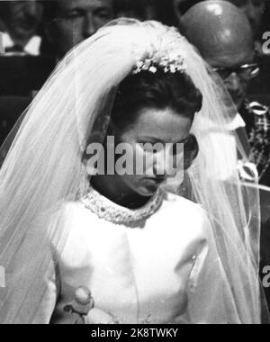 Oslo 1968-08-29: Matrimonio reale norvegese. Il principe ereditario Harald sposa Sonja Haraldsen. Sonja sotto canto d'inno dopo il matrimonio. Foto archivio NTB / NTB Foto Stock