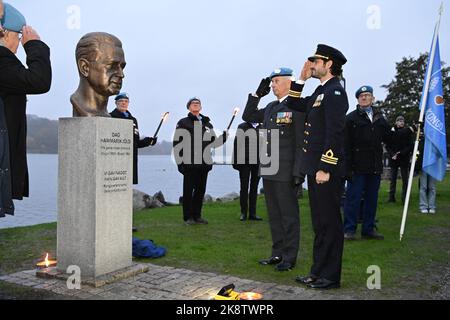 Il principe Carlo Filippo di Svezia con l'ex comandante in capo svedese Sverker Göransson (L), durante la rivelazione di un busto di Dag Hammarskjöld, vicino al Foto Stock