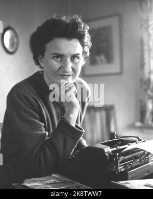 Nesodden 19581206. L'autore Eva Ramm ha attaccato gli animali più sacri della società: La casalinga perfetta. Cura la casa un po 'di meno e il matrimonio molto di più! è la morale del libro di debutto 'con la polvere sul cervello'. Qui Eva sta scrivendo un nuovo libro su una macchina da scrivere a casa a Nesodden. Grave. Foto: Sverre A. Børretzen corrente / NTB Foto Stock