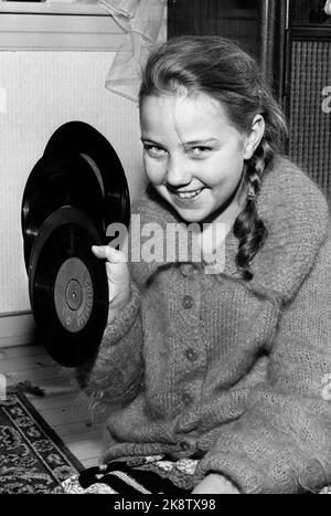 Horten 19600116. La star del bambino Grethe Kausland 'Little Grethe' ha compiuto 12 anni. Quando Grethe aveva 7 anni, cantò nel primo visto per bambini. Ha 5 film e 12 dischi di grammofoni dietro di lei. Foto: Ivar corrente di Aaserud / NTB Foto Stock