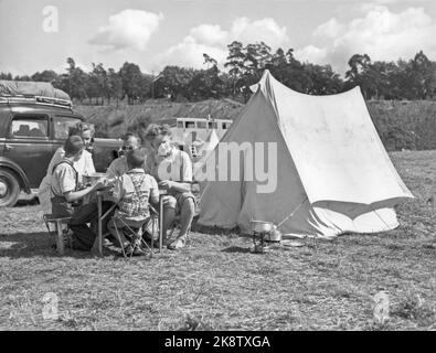 Oslo 19490726. Campeggio a Sinsen. La famiglia si riunì per un pasto nella tenda. Foto: NTB Foto Stock