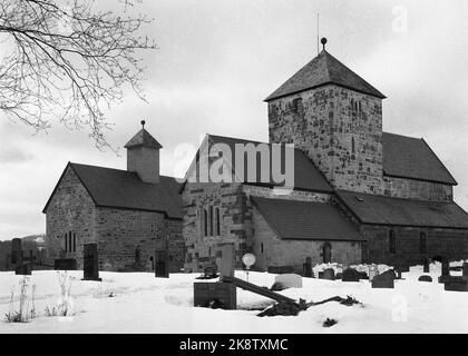 Gran a Hadeland 19600404 dopo molti anni di restauro, le cosiddette chiese sorelle a Granavollen aprono le loro porte per i servizi di culto. Qui l'esterno delle chiese che sono probabilmente costruite nel 1100s. La chiesa più grande (Th) si chiama Nicolaikirken, la più piccola chiamata Chiesa di Santa Maria. Foto: NTB / NTB Foto Stock