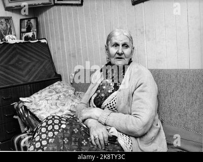 Våler, Solør marzo 1973: Tater-Milla (nato intorno al 1867) fotografato nella sua casa a Våler, 86 anni. Porta orecchini e argento. Tater-Milla viaggiò per 50 anni prima di essere residente. Il suo nome completo era Jenny Emilie Pettersen. Foto: Ivar Aaserud / corrente / NTB Foto Stock