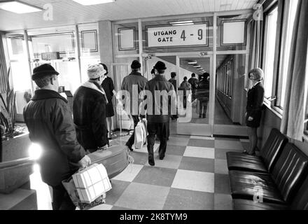 Fornebu Febbraio 1970 dall'Aeroporto di Oslo Fornebu. Cosa succede in un aeroporto durante il giorno? Passeggeri sulla strada per uscire / cancello 4-9. Foto: Per Ervik / corrente / NTB Foto Stock