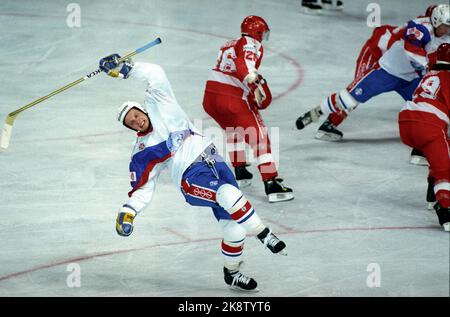 Monaco di Baviera Germania 19930429 Coppa Del mondo Di hockey su ghiaccio. Norvegia / Austria 2-6. Norvegia in bianco e in blu, Norvegia 'un po' indietro' in questa situazione. Azione. Foto. Calle Törnström / NTB / NTB Foto Stock