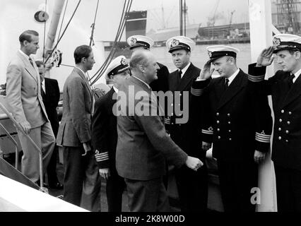 Oslo 19550914. Il principe ereditario Olav e il principe Harald salutano l'equipaggio e gli ufficiali a bordo della nave 'M/S Chr. Il Bjelland' by Stavanger si trova a Oslo prima della partenza per l'Isola di Pasqua. Qui vediamo Thor Heyerdahl (F.) Harald e il principe ereditario Olav. Foto: Jan Nordby / Archivio NTB Foto Stock