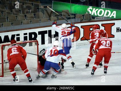 Monaco di Baviera Germania 19930429 Coppa Del mondo Di hockey su ghiaccio. Norvegia / Austria 2-6. Norvegia in bianco e blu. Erik Kristiansen ha appena segnato per la Norvegia, allietando con il compagno di squadra Geir Hoff. Azione. Foto. Calle Törnström / NTB / NTB Foto Stock