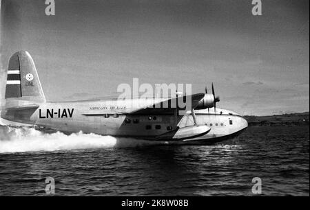 La costa norvegese Maggio 1947: L'Hurtigrute volante della Norwegian Aviation Company ha avuto il suo primo viaggio di prova Oslo-Tromsø-Oslo 1 e 2 maggio con l'idrovolante Kvitbjørn. Al tour hanno partecipato gli attuali collaboratori. Qui 'Kvitbjørn' alla partenza. Foto: TH. Scotaam / corrente / NTB. Foto Stock