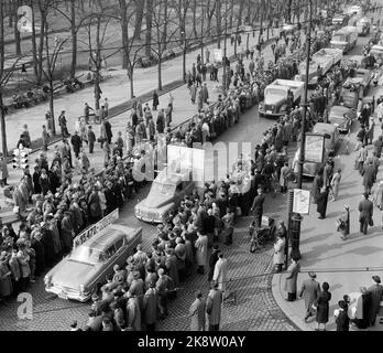 Oslo 19590415 le organizzazioni automobilistiche dimostrano contro le nuove imposte sulle autovetture. Le nuove tasse sulle automobili sono state adottate in una riunione segreta tenutasi a Storting il 2 febbraio e hanno comportato un costo drastico per il team automobilistico. Dopo la registrazione di auto privata ha lasciato lo stato di 113 Dogane e tasse, e il prezzo della benzina aumentato di 173 le proteste ha portato ad una fermata quasi totale in tutto il traffico automobilistico attraverso il paese. Da Karl Johans cancello con auto e persone. Foto: NTB / NTB Foto Stock