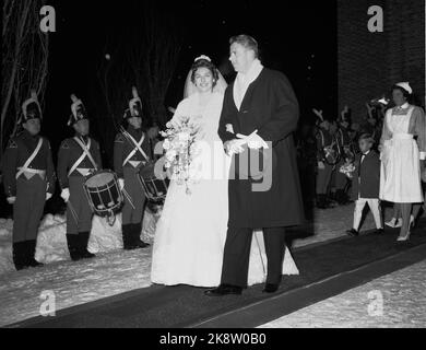 Asker 19610112. Matrimonio della principessa Astrid. Principessa Astrid sposa Johan Martin traghetto. Qui gli sposi felici che escono dalla chiesa di Asker. Foto: NTB / NTB Foto Stock