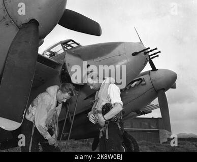 Norvegia 19500916 'la Norvegia si sta preparando per la pace armata' le foto sono state scattate dall'attuale impiegato Sverre A. Børretzen che sono inclusi negli esercizi e nelle manovre molto realistiche che l'esercito, la Marina e l'Aeronautica hanno tenuto ultimamente. Il governo e altre autorità responsabili stanno sollevando la questione di una maggiore preparazione. Da esercizio con l'Aeronautica militare. Foto; Sverre A. Børretzen / corrente / NTB Foto Stock