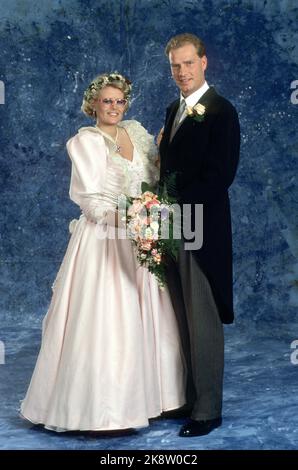 Oslo 19891209: Cathrine Ferner, nipote del re Olav, sposa Arild Johansen nella chiesa di Ris a Oslo. La sposa in abito rosa con paillettes, pizzo e corona di fiori nei capelli. Qui la coppia nuziale fotografò insieme. Foto: Knut Falch Foto Stock