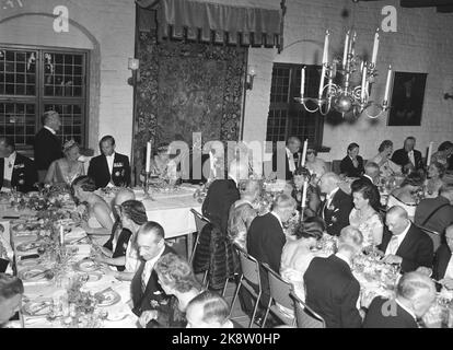 Oslo 19520803. Re Haakon 80 anni 3 agosto 1952. Dalla cena al castello di Akershus in occasione del compleanno del Re. Re Haakon (al centro) con la principessa Ingeborg. Principe Harald (t.H.) e Principessa della Corona Märtha (t.v.) Foto: NTB / NTB Foto Stock