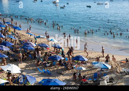 Salvador, Bahia, Brasile - 09 aprile 2022: Brasiliani e turisti in bagno alla spiaggia di Porto da barra a Salvador in un pomeriggio di sole. Foto Stock