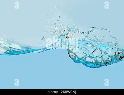 Pulire l'onda di acqua dolce con spruzzi su sfondo blu Foto Stock