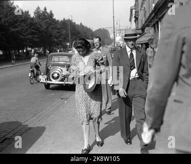 Oslo 19390902 lo scoppio della guerra / seconda guerra mondiale scoppia. La Germania invase la Polonia il 1 settembre 1939. La notizia giunse in Norvegia il giorno seguente, e i giornali uscirono con tipi di guerra. La gente legge i giornali a Karl Johan. Foto: NTB / NTB Foto Stock