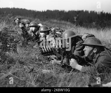 Norvegia 19500916 'la Norvegia si sta preparando per la pace armata' le foto sono state scattate dall'attuale impiegato Sverre A. Børretzen che sono inclusi negli esercizi e nelle manovre molto realistiche che l'esercito, la Marina e l'Aeronautica hanno tenuto ultimamente. Il governo e altre autorità responsabili stanno sollevando la questione di una maggiore preparazione. Da esercizio con l'esercito. Foto; Sverre A. Børretzen / corrente / NTB Foto Stock