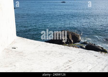 Salvador, Bahia, Brasile - 09 aprile 2022: Vista del forte di Santa Maria dal mare da Porto da barra in Salvador, Brasile. Foto Stock