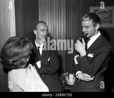 Oslo 196604. La comunità studentesca di Oslo organizza Teach-in sul Vietnam nella Casa del Popolo. L'incontro durò 12 ore e non si è concluso fino al lato mattutino di domenica. Finn Gustavsen, rappresentante parlamentare di SF (t.v), era tra i più eleganti. Nella foto T.H., Kjell Cordtsen, segretario editoriale in orientamento. Foto Aage Storløkken / corrente / NTB Foto Stock