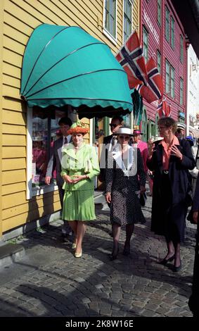Oslo. La coppia reale svedese, la regina Silvia e il re Carl Gustaf, visitano la Norvegia con la coppia reale norvegese, la regina Sonja e il re Harald. Qui da Bryggen a Bergen. Queen Silvia e Queen Sonja in tour della città. Foto; Wibecke Lie / NTB Foto Stock