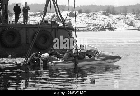 Bærum, Fornebu 10 febbraio 1973. Sollevare l'aereo SAS 'Reidar Viking' che ha fallito il 30 gennaio 1970 all'aeroporto di Fornebu. Nessuna gente è morta. Ecco una barca con subacquei e una grande gru. Foto; corrente / NTB Foto Stock