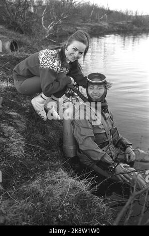 Lakselv, Finnmark 19680824. L'attore Anita Thallaug si trasferisce a Lakselv con il suo fidanzato Knut Heim. E' stato l'impulso di tornare alla natura che ha portato Anita a far decretare Finnmarking. Escursioni su Finnmarksvidda o la pesca al salmone in incantevoli fiumi dove i morsi di pesce sono i migliori che ci sia. Qui insieme con fiancé Knut casa in tuta subacquea. Foto: Aage Storløkken corrente / NTB Foto Stock