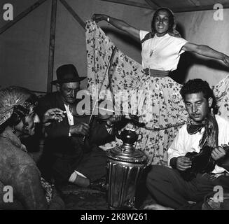 Lillehammer 1955 - dal campo di zingari a Vingnes. A tre delle quattro famiglie che vivono nel campo è stato detto di lasciare il paese entro 10 giorni. Secondo la legge norvegese, "gli zingari o altri volantini che non si allontanano per avere la cittadinanza norvegese non dovrebbero avere accesso al regno". Donna danzante e uomini che suonano musica in una delle tende. Foto: Aage Storløkken / corrente / NTB Foto Stock