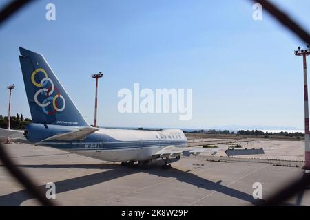 Abbandonato Aeroporto Internazionale di Ellinikon (o Hellinikon) con diversi vecchi aerei. Vecchi aeroplani di Olympic Airways a Ellinikon, Grecia Foto Stock