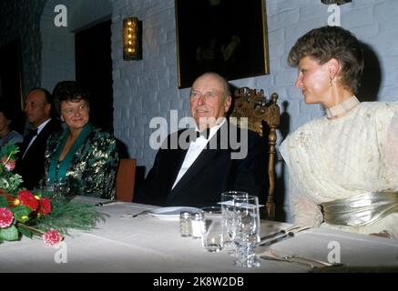 Oslo 19870921. Il 30th° anniversario di Re Olav come Monarca (1957-1987). Qui dal partito del governo per la cena del re Olav al castello di Akershus. Ad es. Primo Ministro Gro Harlem Brundtland, Re Olav e Principessa della Corona Sonja. Foto: Bjørn Sigurdsøn NTB / NTB Foto Stock