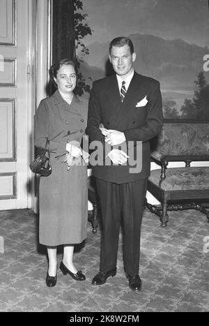 Oslo 19530214. L'impegno della principessa Ragnhild e dell'armatore Erling Lorentzen. Infine, la principessa Ragnhild e l'armatore Erling Lorentzen hanno potuto pubblicare il loro impegno. Qui vediamo la coppia felice durante la fotografia al castello in relazione con l'impegno. Foto: Archivio NTB / NTB Foto Stock