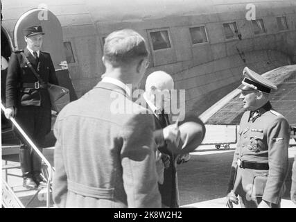 Oslo 19430628 autore Knut Hamsun, all'arrivo a Fornebu dopo la sua visita in Germania. Ricezione di nazisti. Foto: Aage Kihle / NTB / NTB. Foto Stock