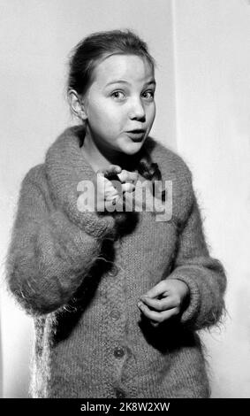 Horten 19600116. La star del bambino Grethe Kausland 'Little Grethe' ha compiuto 12 anni. Quando Grethe aveva 7 anni, cantò nel primo visto per bambini. Ha 5 film e 12 dischi di grammofoni dietro di lei. Foto: Ivar Aaserud Current / NTB Norwegian attrice, comedienne e Singer Grete Kausland, fotografata nel 1960. Foto: Ivar Aaserud / corrente / NTB Foto Stock