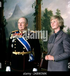 Oslo 1981-10: Visite ufficiali dello Stato islandese in Norvegia. La prima donna eletta presidente al mondo, Vigdis Finnbogadottir, visita la Norvegia. Foto: Fotografia ufficiale nelle birdwells al castello 21 ottobre 1981. Qui H.M. re Olav e il presidente Finnbogadottir. Foto: NTB / NTB Foto Stock