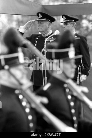 Oslo 1984-10: Scuola di guerra. Re Olav V ispeziona la Scuola di Guerra in relazione al fatto che sono passati 60 anni da quando egli stesso si è laureato alla scuola, il 18 ottobre 1984. Il re fa gli onori militari. Foto: Erik Thorberg / NTB Foto Stock