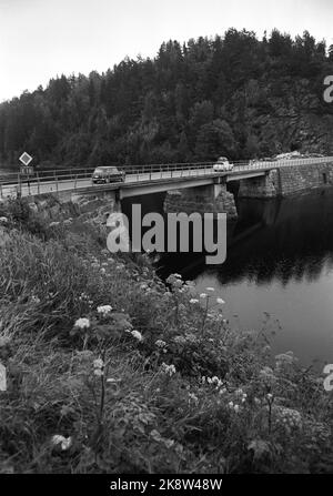 E-18, 9 agosto 1969. N. corrente 32.' la strada delle vacanze davanti ad alcuni è Europavei 18 - o a sud come viene comunemente chiamata. Abbiamo seguito la strada lunga 613 chilometri da Oslo a Stavanger. Dall'autostrada a Krongletgrusvei, dai villaggi di Vestfold a Jæren rocciosa. Attraverso alcune delle città più grandi del paese attraverso minuscoli dylles meridionali. . ' Qui la e-18 passa sopra un vecchio ponte. Foto: Per Ervik / corrente / NTB Foto Stock