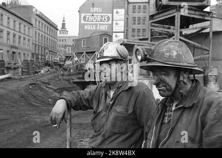 Oslo 7 aprile 1973. La metropolitana è estesa dalla ferrovia orientale al Teatro Nazionale. Sarà una nuova stazione a Egertovet, stazione del centro. Qui Ironbinder Ottar Lehre da Hadeland (t qui dal cantiere che ora fa parte del quartiere governativo. Foto: Corrente / NTB Foto Stock