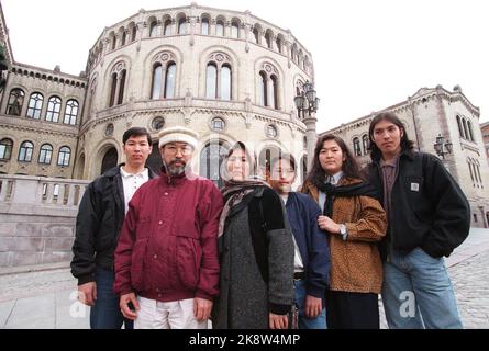 Oslo. La famiglia Gholam ha fotografato di fronte allo Storting in relazione al tempo delle interrogazioni dello Storting. Sono state trattate le questioni relative alla domanda di asilo della famiglia. Le autorità ritengono che la famiglia sia pakistana, mentre la famiglia stessa sostiene di essere afghana. Foto: Aleksander Nordahl / NTB / richiedenti asilo / rifugiati / famiglia Gholam / espulsioni / Foto Stock