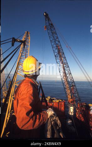 Il Mare del Nord Ottobre 1977 la piattaforma di trivellazione del petrolio Statfjord A. un operaio petrolifero in tute arancioni fissa il mare. Foto: Oddvar Walle Jensen / NTB / NTB Foto Stock