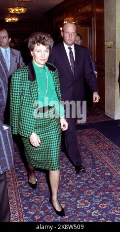 Parigi Francia 19881115. La coppia del principe ereditario in visita ufficiale in Francia. Il principe ereditario Sonja e il principe ereditario Harald durante il loro viaggio a pranzo con Statoil. Sonja in abito a scacchi verde e nero. Foto: Morten Hval NTB / NTB Foto Stock