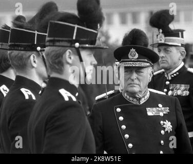 Oslo 1984-10: Scuola di guerra. Re Olav V ispeziona la Scuola di guerra in relazione ad essa sono stati 60 anni da quando egli stesso si è laureato dalla scuola, 18 ottobre 1984. Foto: Erik Thorberg / / NTB Foto Stock