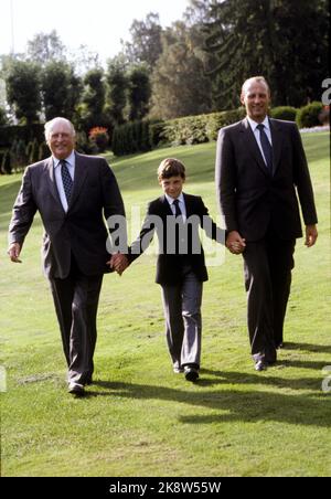 Oslo 19820917 la famiglia reale norvegese: Tre generazioni si riunirono a Skaugum. Da V: Re Olav, il principe Haakon Magnus e il principe ereditario Harald. Foto: Erik Thorberg / NTB / NTB Foto Stock