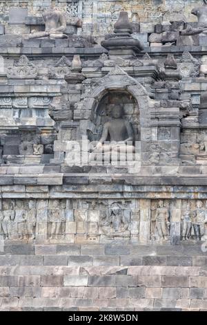 Indonesia, Java, Borobudur. Il più grande monumento buddista del mondo, circa 780-840 d.C. Patrimonio dell'umanità dell'UNESCO. Statua del Buddha scolpito. Foto Stock