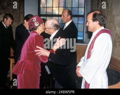 Oslo 19891209: Cathrine Ferner, nipote del re Olav, sposa Arild Johansen nella chiesa di Ris a Oslo. Qui, la madre della sposa, la principessa Astrid Mrs ferner, saluta suo padre, re Olav. Sullo sfondo il fratello della principessa Astrid, il principe ereditario Harald. Cappellano residente Nils Jacob Tønnessen nella chiesa di Ris t.h. Foto: Knut Falch Foto Stock