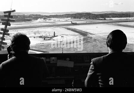 Fornebu 19730310 quanto è sicuro volare? Cosa si fa per rendere il nostro volo il più sicuro possibile? È la tecnica o l'uomo stesso che fallisce i disastri aerei? Dalla torre di controllo a Fornebu. I controllori del traffico aereo dirigono l'azienda in aeroporto come costanti di traffico. Foto: Sverre A. Børretzen / corrente / NTB Foto Stock